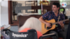 La sesión de musicoterapia la dirige Maximiliano Cattone, músico de 47 años.