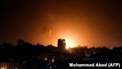 Le feu et la fumée s'élèvent au-dessus des bâtiments de la ville de Gaza, alors qu'Israël a lancé des frappes aériennes sur l'enclave palestinienne, tôt le 2 février 2023.