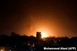 Api dan asap mengepul di atas gedung-gedung di Kota Gaza saat Israel melancarkan serangan udara ke daerah kantong Palestina pada 2 Februari 2023. (Foto: AFP)