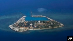 Une île revendiquée par les Vietnamiens dans l'archipel des Spratleys, vue depuis un avion de transport C-130 de l'armée de l'air des Philippines, le 21 avril 2017.