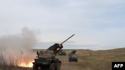 우크라이나 동부 돈바스 지역 루한시크 인근에서 지난 10일 우크라이나군이 러시아군 진지를 향해 BM-21 다연장 로켓을 발사하고 있다. (자료사진)
