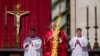 Paus Fransiskus (tengah) memimpin misa Minggu Palma di alun-alun St. Peter di Vatikan, pada 10 April 2022. (Foto: AP/Gregorio Borgia)