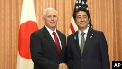 Mike Pence et Shinzo Abe, Tokyo, Japon, le 18 avril 2017. 