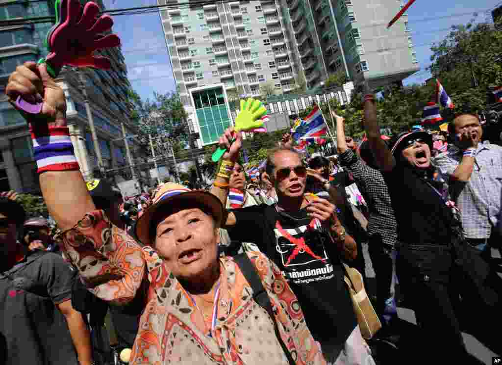 Anti-government protesters shout slogans outside the headquarters of Prime Minister Yingluck Shinawatra's Puea Thai Party in Bangkok, Nov. 29, 2013.