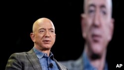 ARHIVA - Osnivač Amazona Džef Bezos (Foto: AP Photo/John Locher)