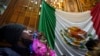 ARCHIVO: Un peregrino mira la imagen de Nuestra Señora de Guadalupe dentro de la Basílica de Guadalupe en su día festivo en la Ciudad de México, la madrugada del martes 12 de diciembre de 2023.