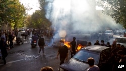 Warga Iran memprotes kematian Mahsa Amini, 22 tahun, Teheran, 27 Oktober 2022. Iran, Jumat (4/11), memperingati peristiwa pengambilalihan Kedutaan Besar AS di Teheran pada 1979, sementara pemerintah teokrasinya menghadapi protes nasional. (Foto: AP)