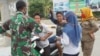 Petugas menasehati pengendara sepeda motor yang tidak menggunakan masker saat pelaksanaan PSBB di Buol, Sulteng, 14 Mei 2020. (Foto: Diskominfo Buol)
