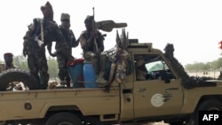 Des soldats de l'armée tchadienne sont assis à l'arrière d'un Land Cruiser au marché de Koundoul, à 25 km de N'Djamena, le 3 janvier 2020, à leur retour après une mission de plusieurs mois contre Boko Haram au Nigeria.