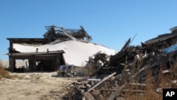 Los escombros de lo que fue una casa frente al mar, destruida por la supertormenta Sandy, todavía eran visibles en Mantoloking Nueva Jersey casi un año después del huracán.