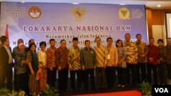 Wakil Presiden Jusuf Kalla berfoto bersama dengan para ketua dan anggota Komnas HAM dan LPSK dalam Lokakarya Nasional HAM Peringatan hari HAM sedunia di Jakarta, 10 Desember 2014 (Foto:VOA/Andylala)
