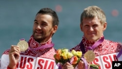 Yury Postrigay (der) y Alexander Dyachenko (izq) ganaron los 200 metros en dobles de varones en kayak en las Olimpiadas de Londres en 2012. Dyachenko fue prohibido de competir en Río por dopaje.