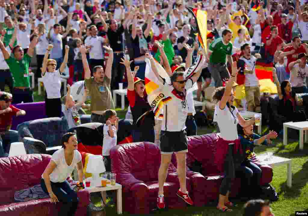 Para fans timnas Jerman di kota Berlin&nbsp;merayakan gol saat nobar pertandingan antara Jerman dengan Portugal di Brazil.