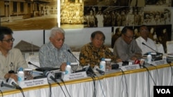 Dari kiri ke kanan: Sekjen BPK Hendar Ristriawan, Menteri Koordinator bidang Perekonomian Hatta Rajasa, Ketua BPK Hadi Purnomo, Menteri ESDM Jero Wacik, dalam jumpa pers kenaikan harga elpiji (6/1). (VOA/Andylala Waluyo)