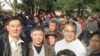 贵州维权人士在人民广场，陈西为右二穿白衣者