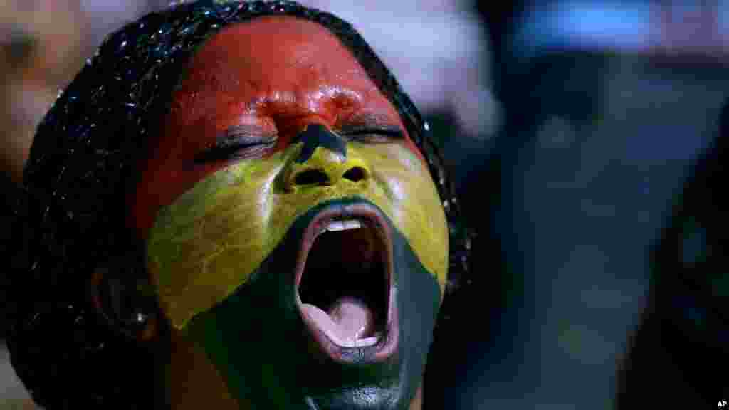 Un fan du Ghana avec un visage peint aux couleurs nationales du pays crie pendant le match de football de la Coupe d'Afrique des Nations Groupe C entre le Ghana et le Sénégal à Mongomo, la Guinée équatoriale, lundi 19 janvier 2015.