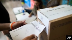Las encuestas muestran que el presidente Mauricio Macri sigue al candidato del partido peronista Alberto Fernández.