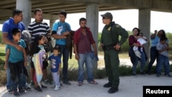 Agent pogranične patrole Sergio Ramirez razgovara sa migrantima koji ilegalno prelaze granicu iz Meksika u SAD (arhivski snimak)