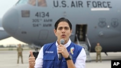 Lester Toledo de la Coalición de Ayuda y Libertad de Venezuela habla frente a un avión de carga C-17 cargado con productos humanitarios en la Base de la Reserva Aérea de Homestead. Foto de archivo.