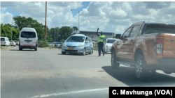 A police officer directs traffic in one of Harare's congested roads which have caused many deaths, in Harare, Zimbabwe, Dec. 31, 2018. (Columbus Mavhunga/VOA)