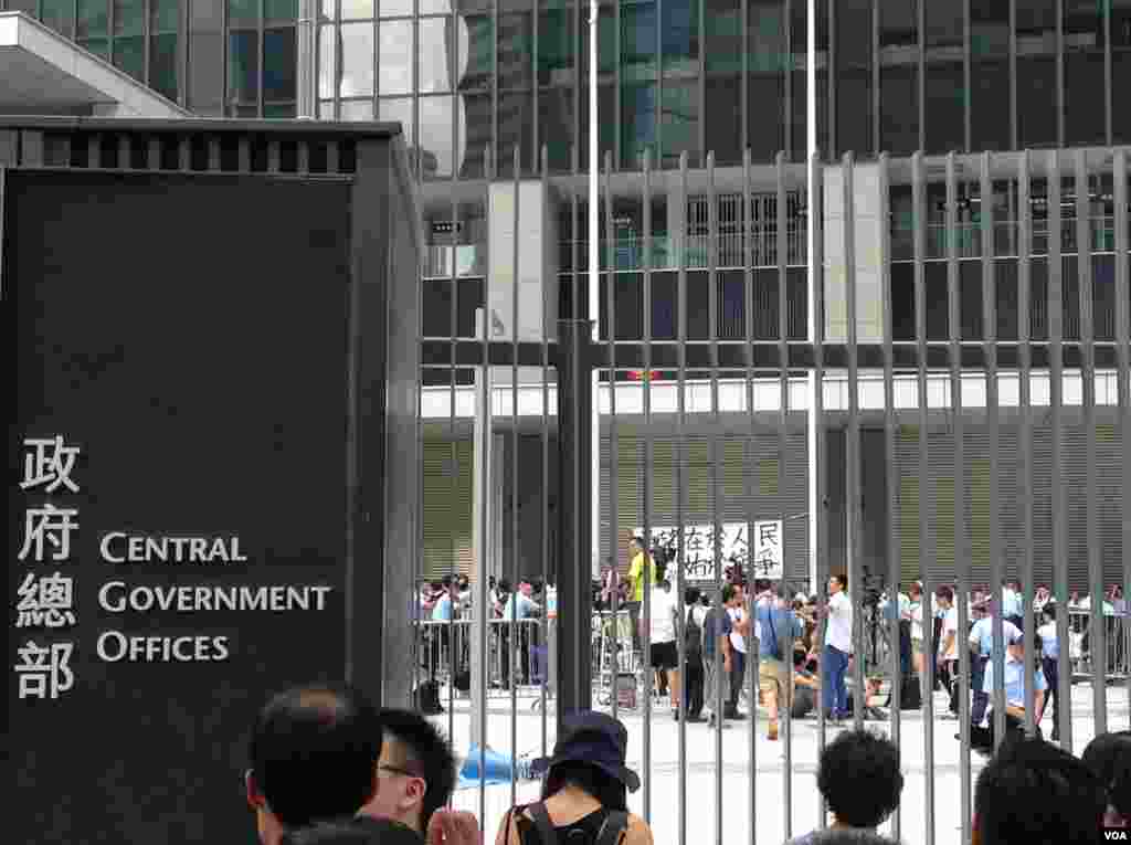 數千香港市民雲集政府總部聲援被困公民廣場學生(美國之音圖片/海彥拍攝)