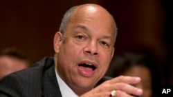 Secretario Jeh Johnson estaría evaluando una serie de cambios para sacar de la lista de prioridad a los que reingresaron a EE.UU. después de ser deportados. 
