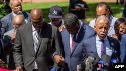 Wanafamilia ya George Floyd : Kaka yake, Philonise (Kushoto) na Terrence (Kati), Mpya wake Brandon Williams (Kulia), Mchungaji Al Sharpton (wapili kulia) wakimshukuru Mungu baada ya hukumu dhidi ya Afisa wa polisi mzungu wa Minneapolis Derek Chauvin, 