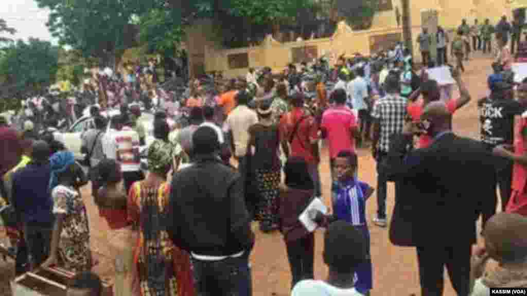 Manifestaion devant le tribunal dans la commune IV, Bamako, le 17 août, 2016. (VOA/Kassim Traoré)