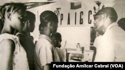 Amílcar Cabral com crianças