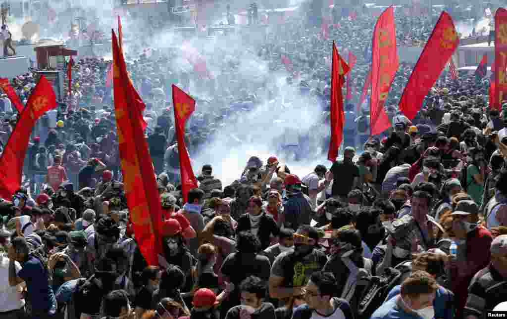 Polisi anti huru-hara menggunakan gas air mata untuk membubarkan para demonstran dalam protes anti-pemerintah di Alun-Alun Taksim di pusat kota Istanbul, Turki (1/6). (Reuters)