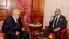 Le roi du Maroc Mohammed VI à droite, parle avec le chef du gouvernement Abdelilah Benkirane à Casablanca, Maroc, le 10 octobre 2016