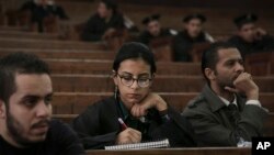 Aktivis HAM Mesir Mahinour el-Masry mencatat dalam sidang di Kairo. (Foto: Dok)
