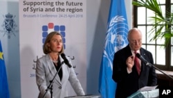 Federica Mogherini, responsable de la politique étrangère de l'Union européenne, et l'envoyé spécial des Nations unies pour la Syrie, Staffan de Mistura, participent à une conférence de presse après une réunion sur le thème «Soutenir l'avenir de la Syrie et de la région», le 24 avril 2018.