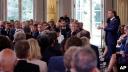 Fransa Cumhurbaşkanı Emmanuel Macron, isyanlara siyasi yanıt vermek için çalışmaya başladı. Elysee Sarayı'na 220 belediye başkanı davet edildi.