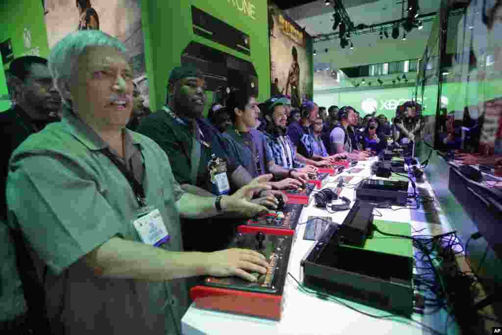 Para pengunjung bermain permainan video Killer pada Xbox One di pameran Electronic Entertainment Expo di Los Angeles, 11 June 2013.