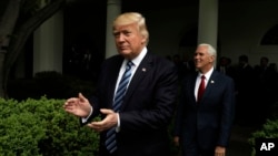 Rais Donald Trump na Makamu wa Rais Mike Pence wakisherekea ushindi wa muswada wa Afya 
