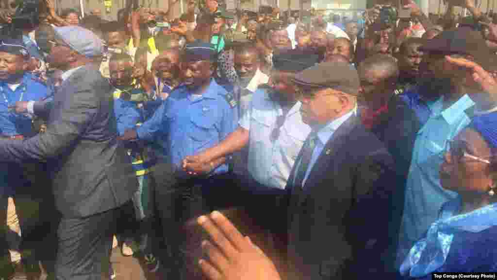Etienne Tshisekedi, opposant historique et leader de l’UDPS, a atterri à l’aéroport international de N’Djili à son retour d’une longue convalescence l’étranger, à Kinshasa, le 27 juillet 2017. (Top Congo)