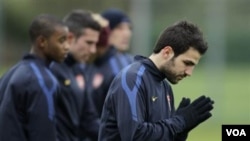 Kapten Arsenal Cesc Fabregas, kanan, ikut sesi latihan di London Colney, Inggris, hari Selasa (15/2) menjelang pertandingan leg pertama putaran 16 besar Liga Champions melawan FC Barcelona di London pekan lalu. Ia akan absen membela klubnya di final Piala