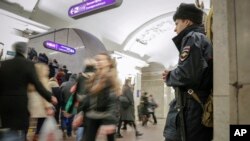 Un policier monte la garde à la station de métro Pushkinskaya à St-Pétersboug (7 avril 2017)