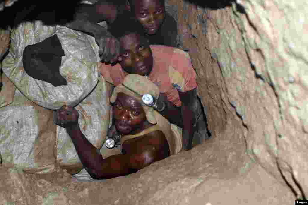 Des creuseurs artisanaux congolais à la recherche du cuivre et du colbalt dont les principaux acheteurs sont des Chinois, dans une mine à Kambove, dans l’ex-province du Katanga, 17 avril 2007.