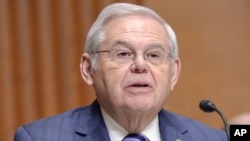 ARCHIVO - El senador Bob Menéndez, demócrata por Nueva Jersey, hace una pregunta durante una audiencia de la Comisión de Finanzas del Senado en el Capitolio el jueves 14 de marzo de 2024, en Washington.