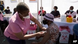 Un patient reçoit un vaccin Johnson & Johnson dans un centre de vaccination mis en place à la station de taxis Bare à Soweto, en Afrique du Sud, le 20 août 2021.