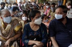 Warga antre untuk memperoleh vaksinasi COVID-19 di Mumbai, India, 13 Mei 2021. (AP Photo/Rajanish Kakade)