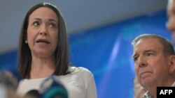 María Corina Machado, dirigente opositora venezolana, ofrece declaraciones a la prensa junto al candidato Edmundo González Urrutia, en Caracas, el 17 de junio.