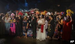 Las festividades por el Día de los Muertos en México y otros países latinoamericanos incluyen diversas manifestaciones que expresan los sincretismos religiosos y culturales. (Foto AP)