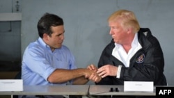 Trump assiste à une réunion avec le gouverneur de Porto Rico, Ricardo Rossello, après son arrivée à la base de la garde nationale aérienne Luis Muñiz, à Porto Rico, le 3 octobre 2017.
