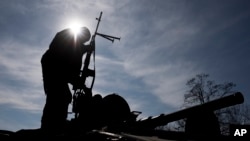 Seorang tentara Ukraina berdiri di atas kendaraan militer dekat Artemivsk, timur Ukraina, 23 Februari 2015. (Foto:Dok)