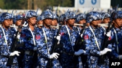 Anggota militer Myanmar berbaris di lapangan parade untuk merayakan Hari Kemerdekaan negara itu di Naypyidaw pada 4 Januari 2023. (Foto: AFP)