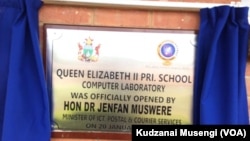 Gurukota rezvehumhizha hwekufambiswa kwemashoko VaJenfan Muswere vasvitsa makombiyuta kuzvikoro zvemuBulawayo.