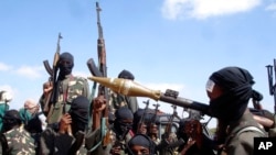 Combatentes al-Shabab armados à saída da capital Mogadíscio, na Somália, 8, Dezembro 2008 (arquivo)